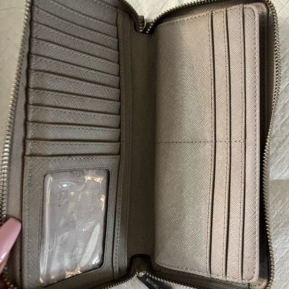 Michael Kors wallet. Could use a little cleaning - Picture 2 of 3